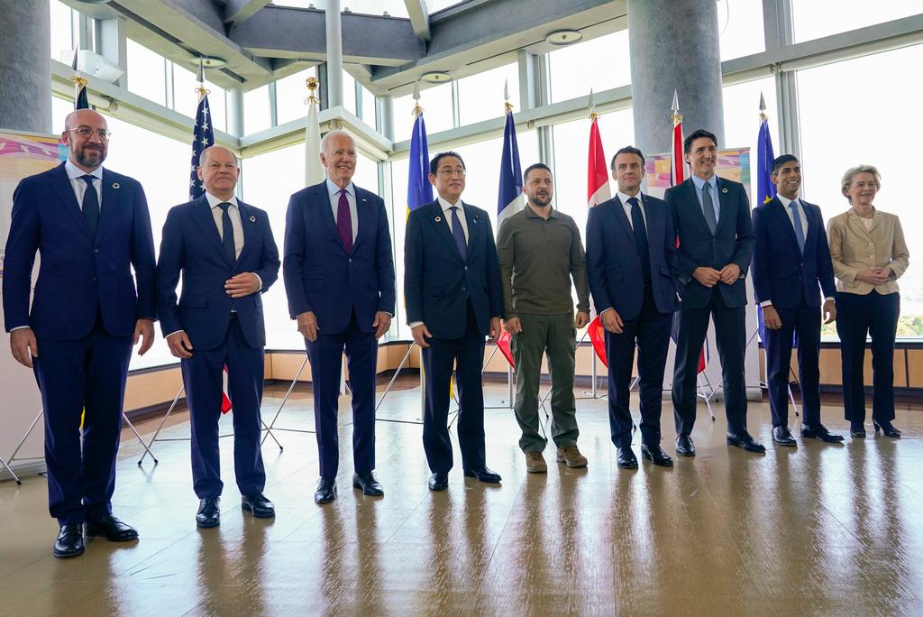 World leaders pose on final day of G7 Hiroshima Summit