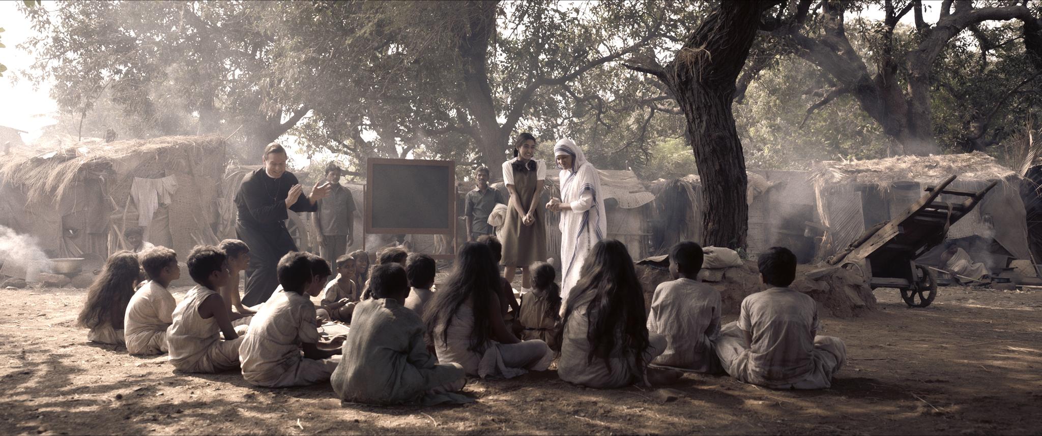 Mother Teresa in Indian slum