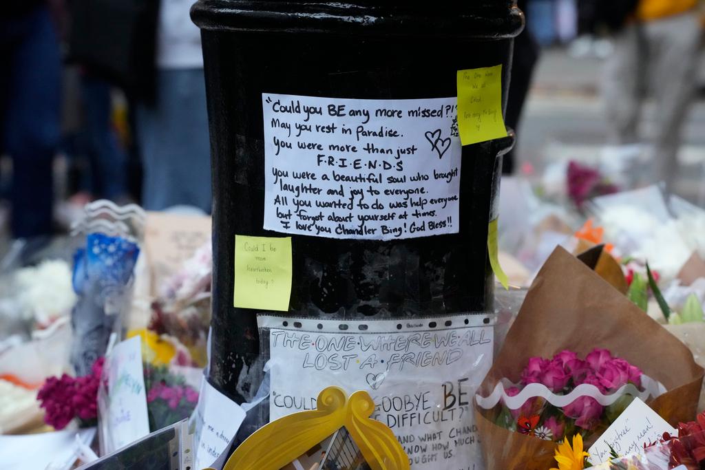 Makeshift memorial for Matthew Perry outside building shown in exterior shots of  "Friends" TV show