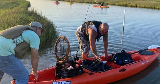 2 men prepare to go kayaking