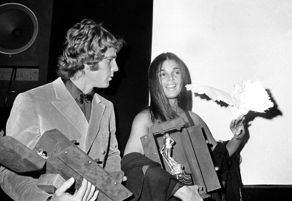 (1971) Ryan O’Neil, Ali MacGraw, awarded for their performances in “Love Story”