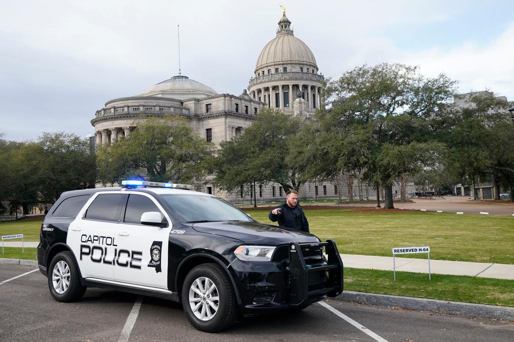 A Capitol Police officer warns off passersby as they respond to a bomb threat at the Mississippi State Capitol in Jackson, Mississippi