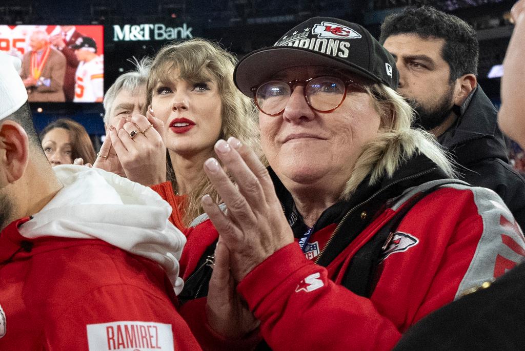 Donna Kelce, front, Taylor Swift, behind