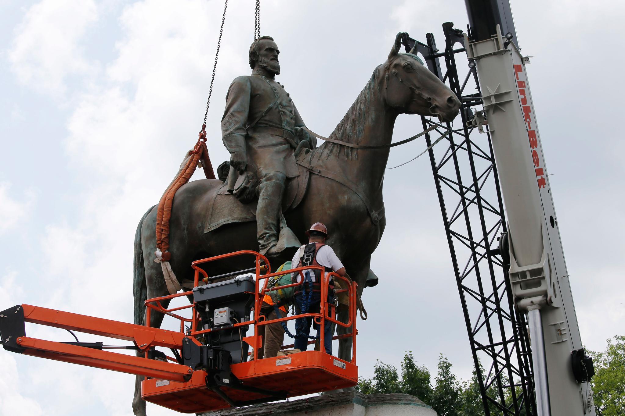 Work crews remove the statue of confederate general Stonewall Jackson