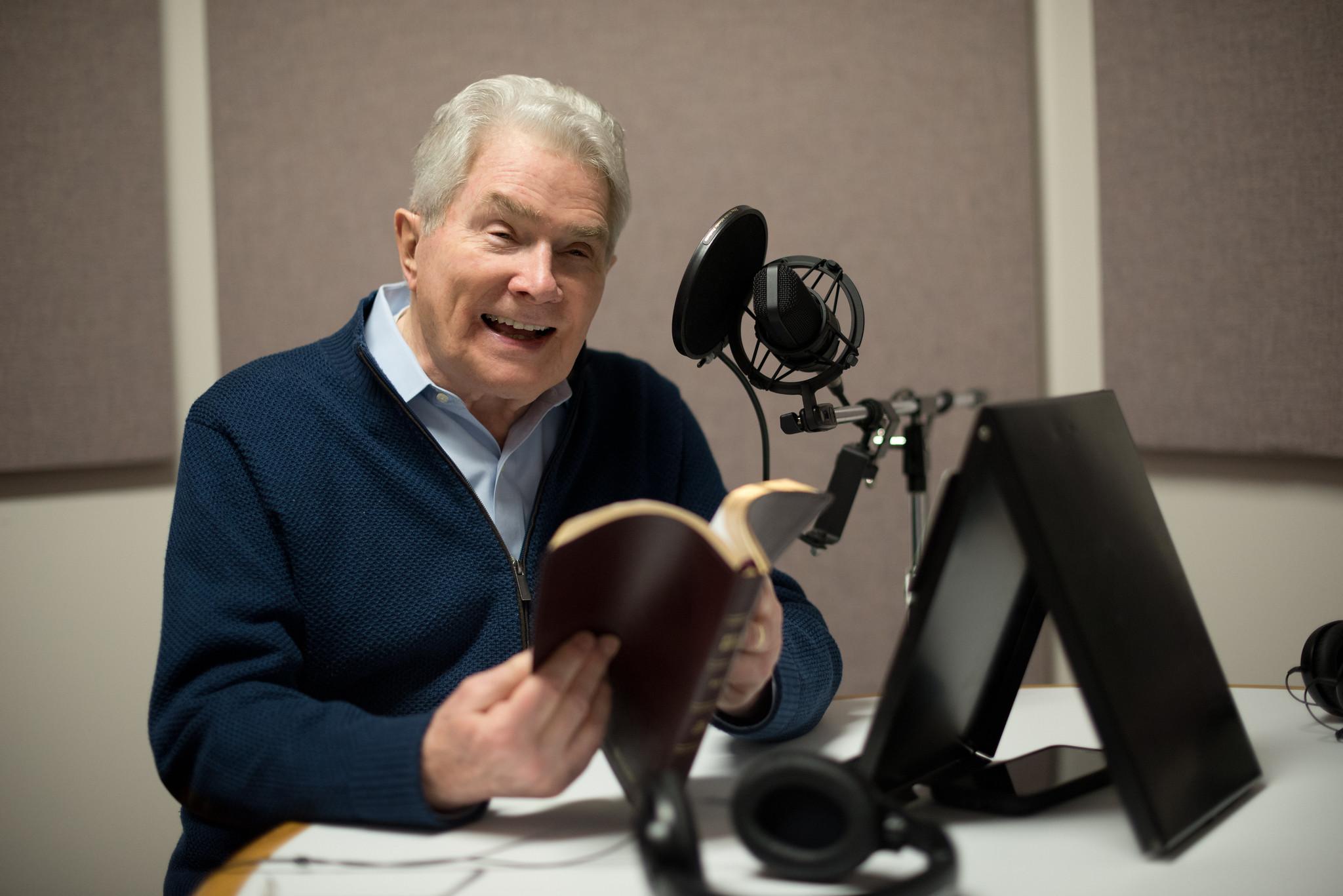 Palau A  Luis Palau microphone and Bible 2016