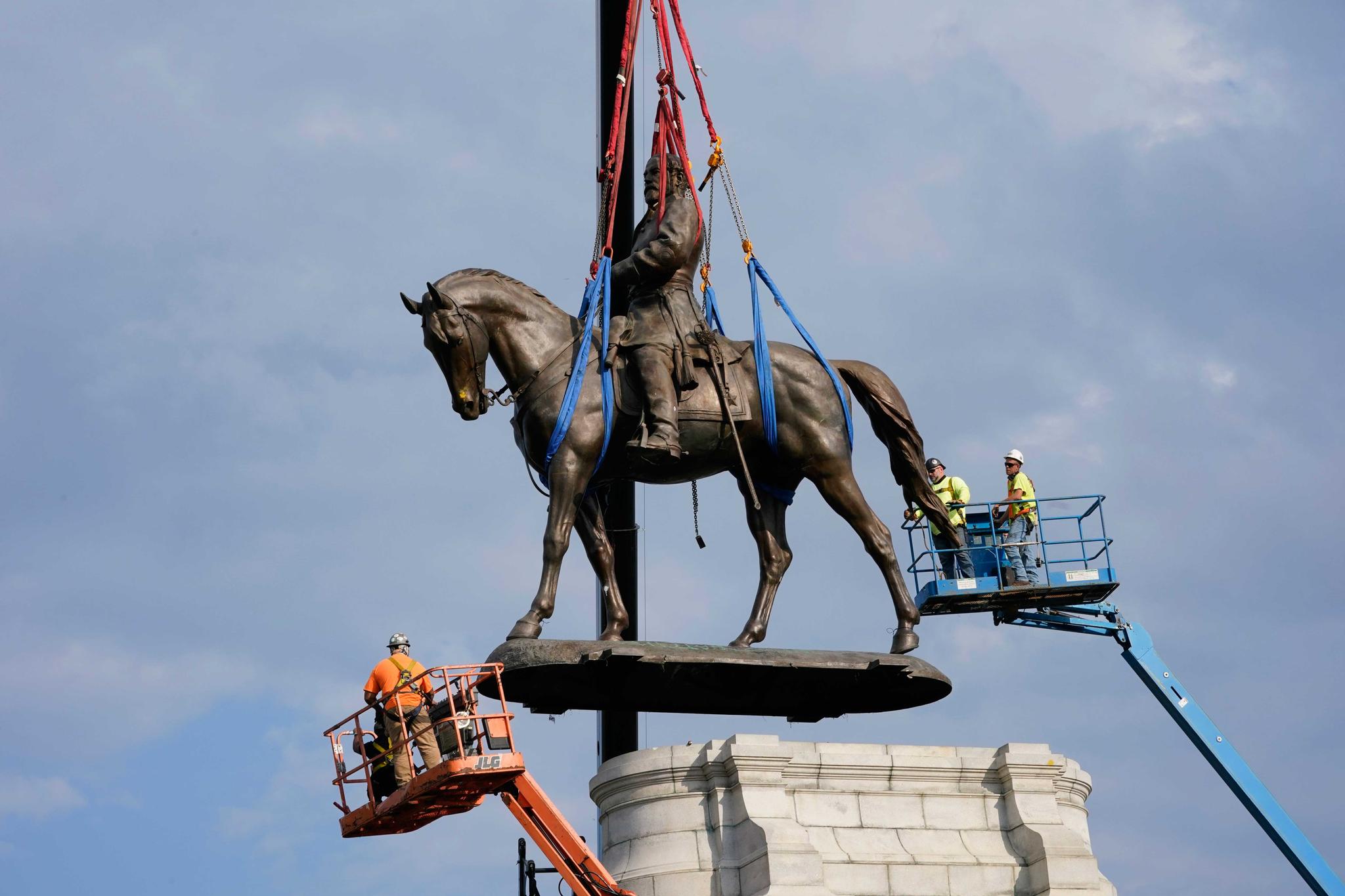 statue of Confederate General Robert E. Lee