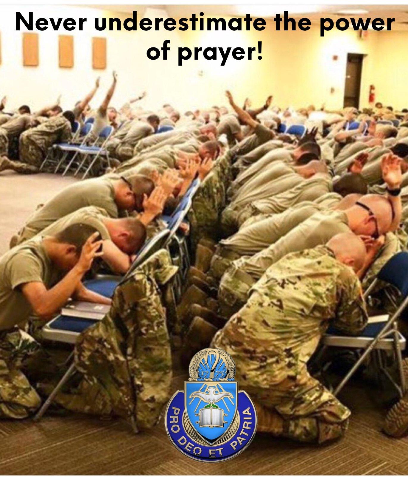 soldiers praying