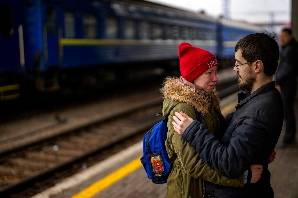 Couple says goodbye at Ukraine train station 