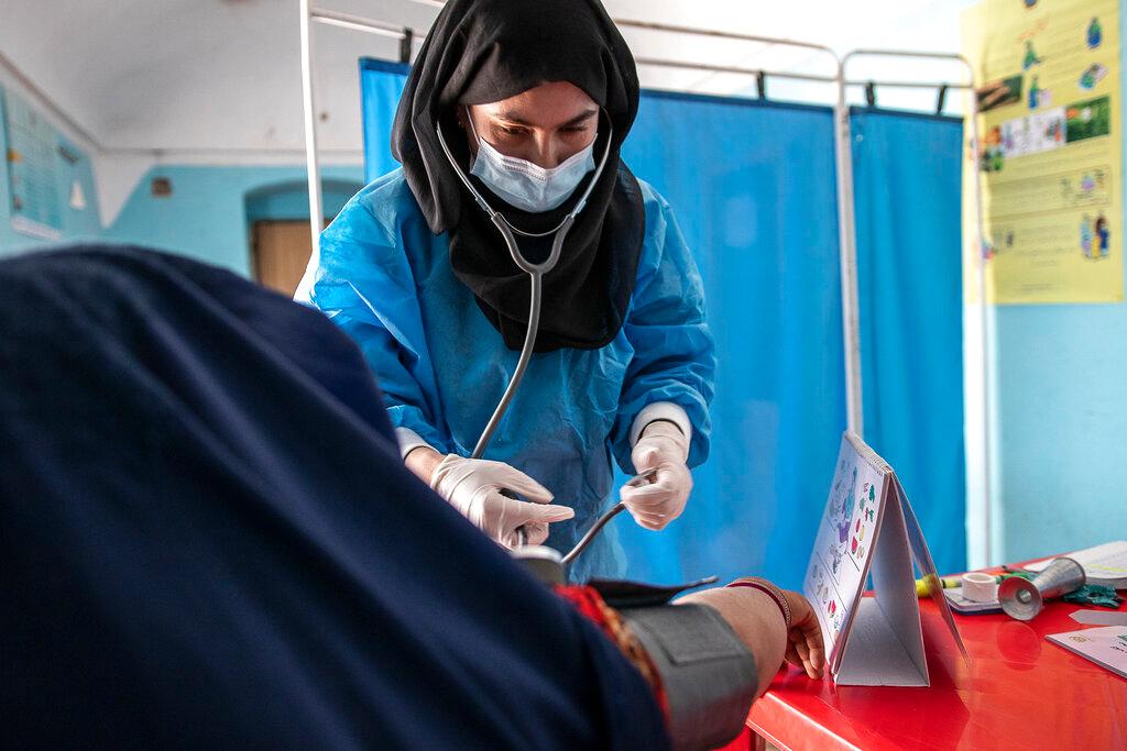 A Save the Children midwife provides Zarmina.