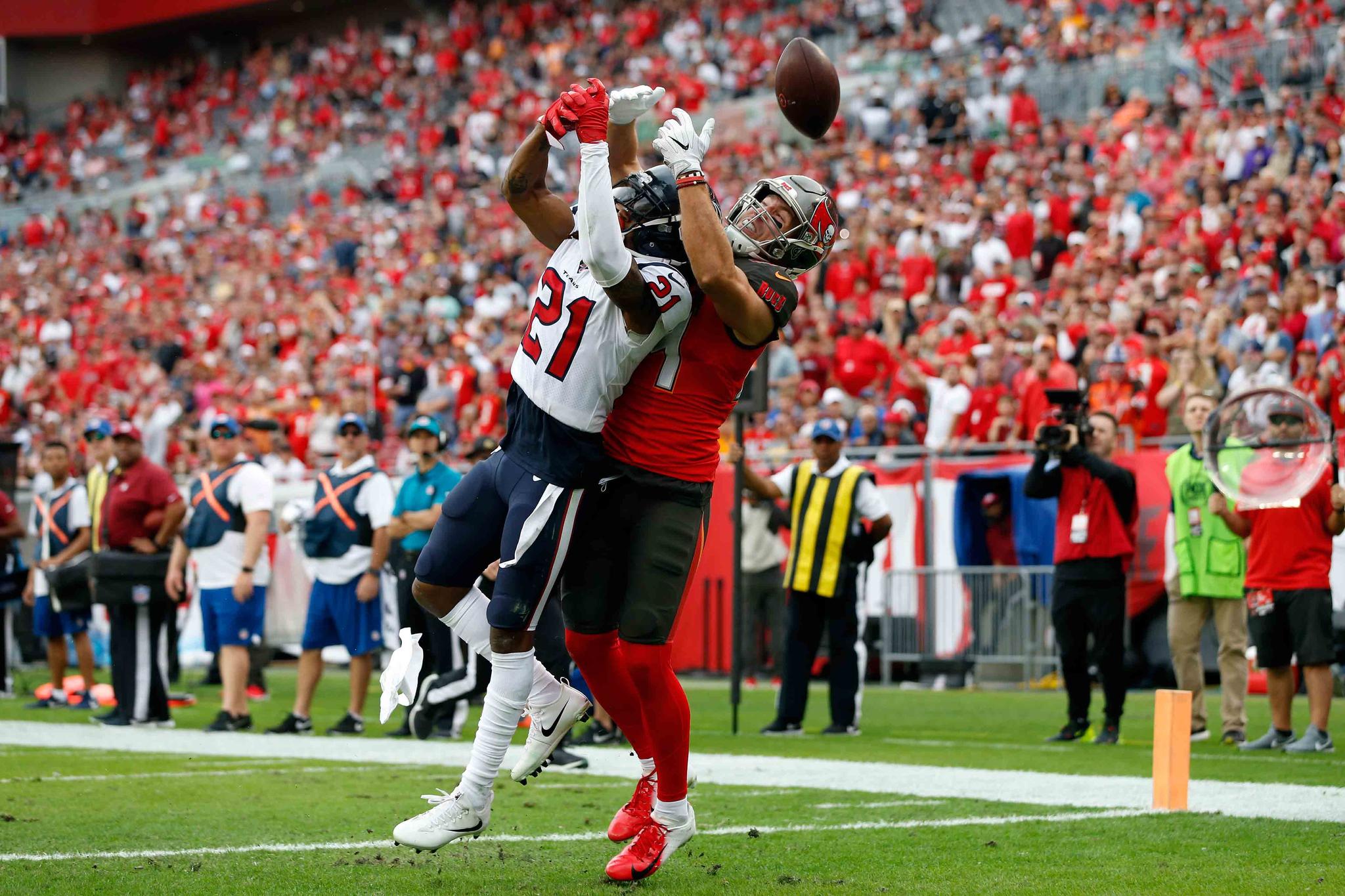 Houston Texans cornerback Bradley Roby (21) breaks up a pass intedned for Tampa Bay Buccaneers tight end Cameron Brate (84)