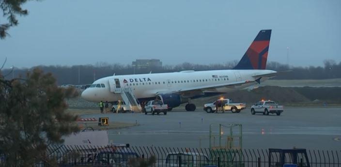 plane skids off runway